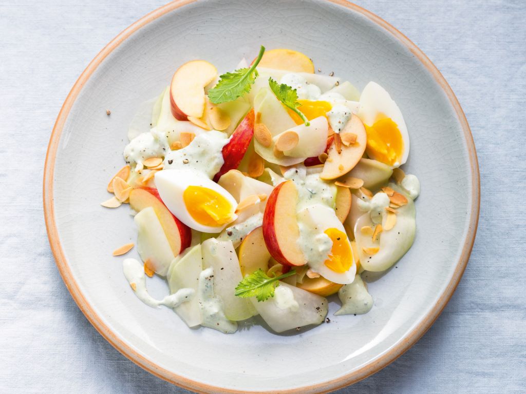 Kohlrabi-Apfel-Rohkost mit Ei Rezept | EAT SMARTER