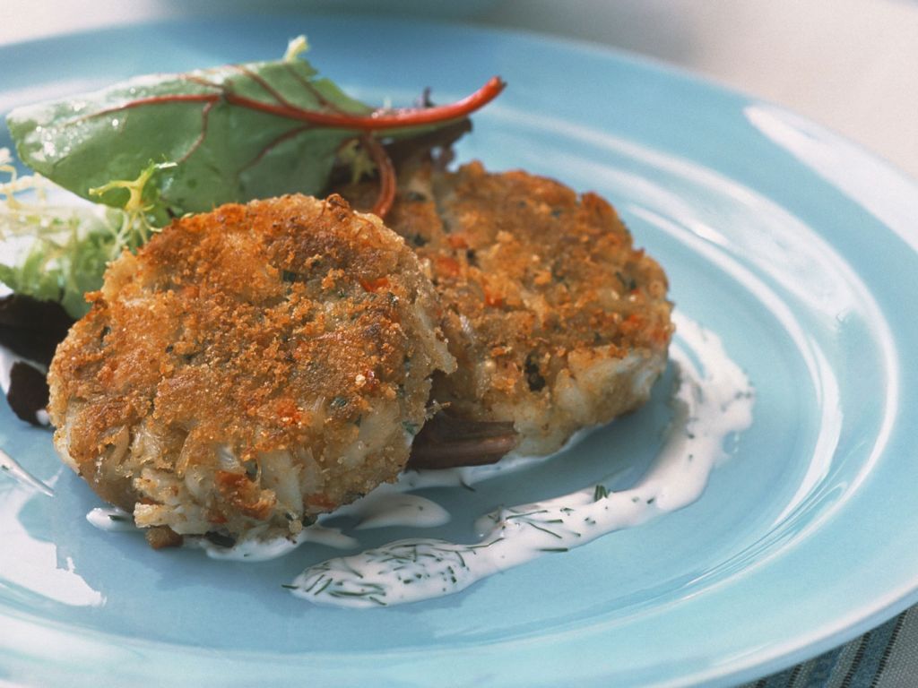 Krabbenküchlein mit kleinem Salat Rezept | EAT SMARTER