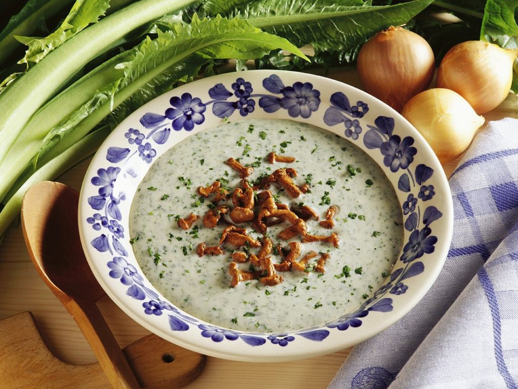 Kräuter-Pilzsuppe Rezept | EAT SMARTER