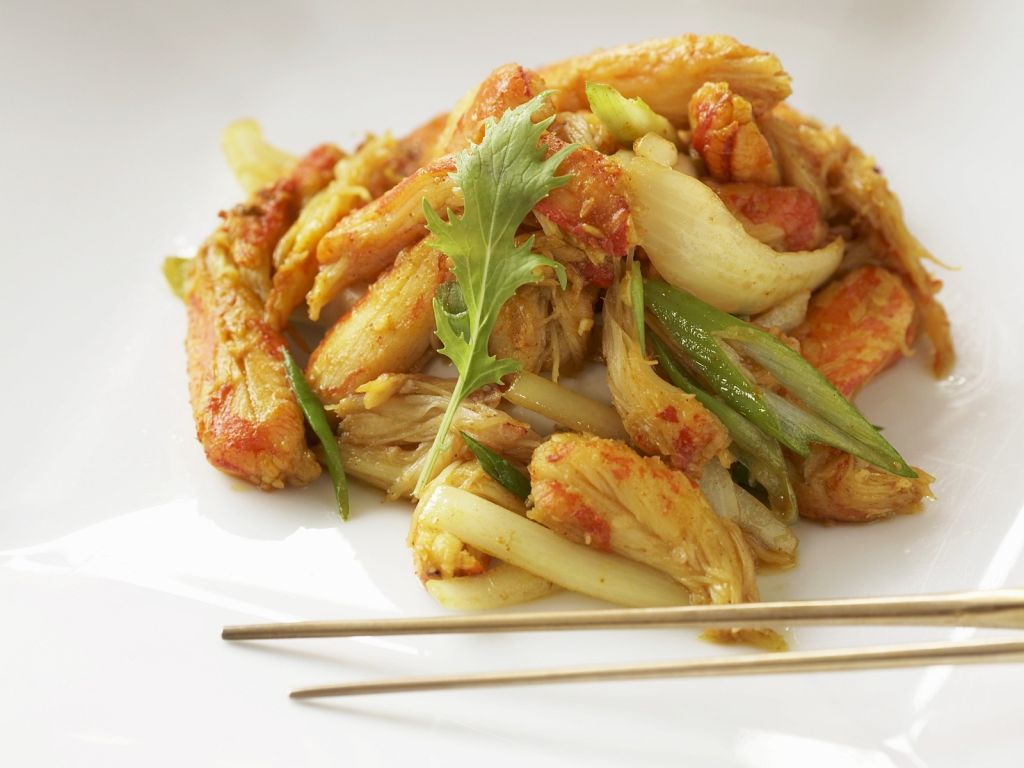 Krebsfleisch mit Lauchzwiebeln auf asiatische Art Rezept | EAT SMARTER