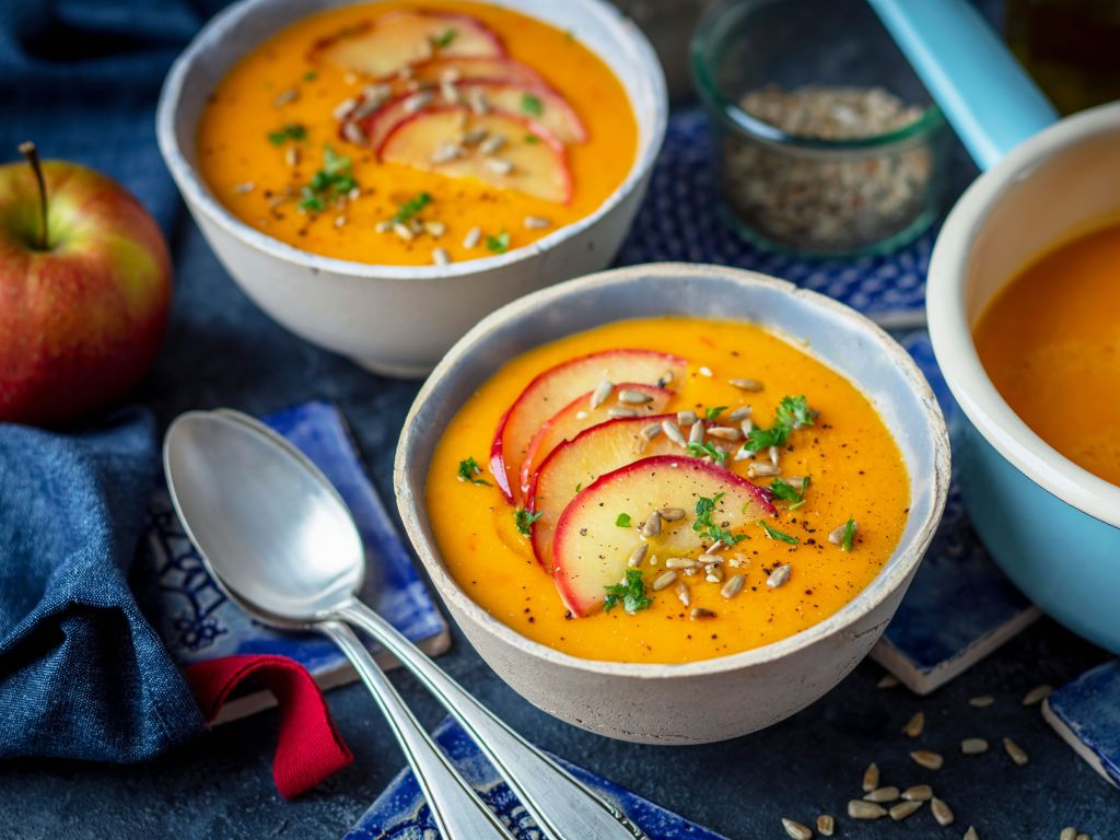 Kürbissuppe mit Apfel und Ingwer Rezept | EAT SMARTER