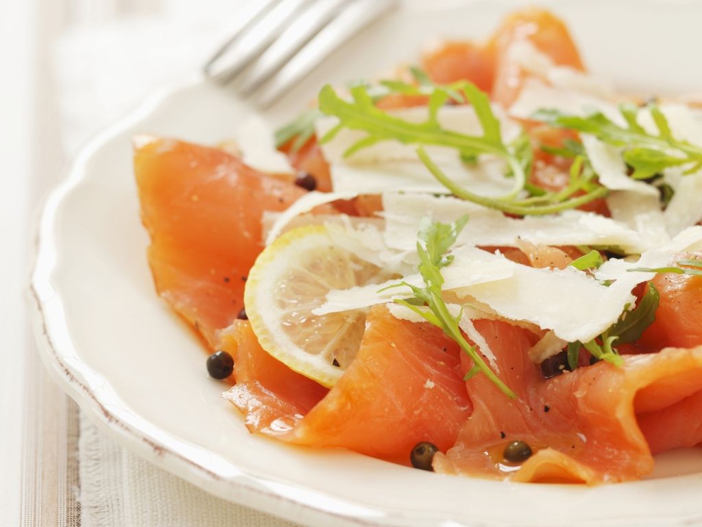 Lachs-Carpaccio mit Parmesan und grünem Pfeffer Rezept | EAT SMARTER Lachs-Carpaccio mit Parmesan und grünem Pfeffer Rezept | EAT SMARTER