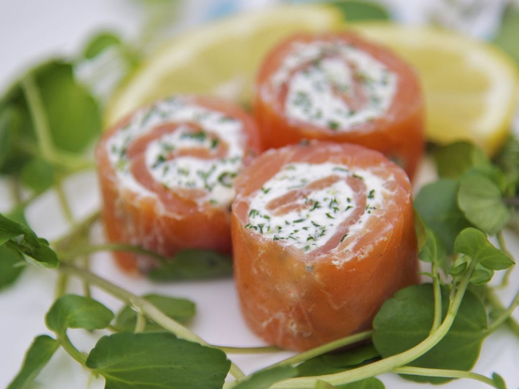 Lachs-Frischkäse-Röllchen Rezept | EAT SMARTER Lachs-Frischkäse-Röllchen Rezept | EAT SMARTER