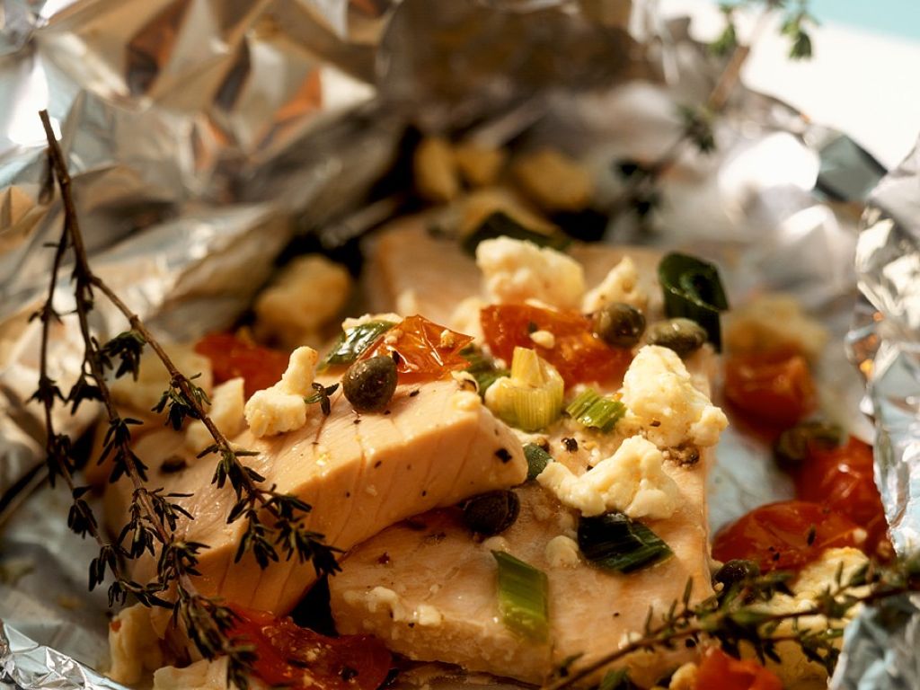 Lachs mit Feta aus der Folie Rezept | EAT SMARTER