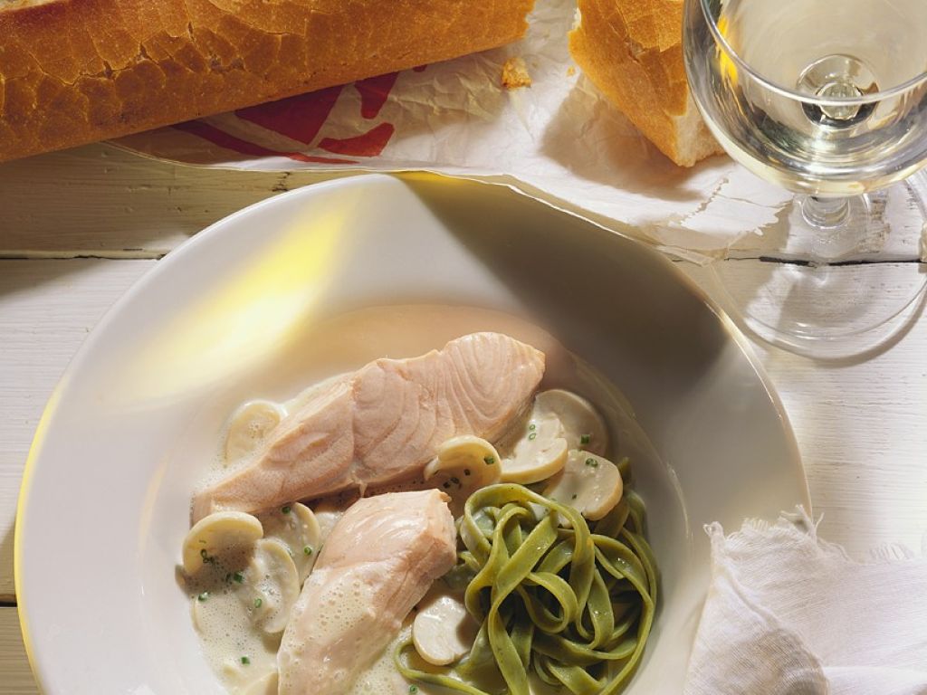 Lachs mit Sahnesauce und Nudeln Rezept | EAT SMARTER