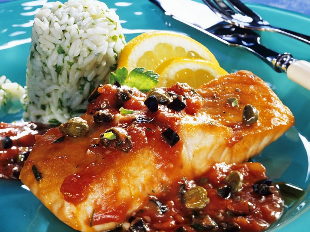 Lachs mit Tomaten-Kapernsauce Rezept | EAT SMARTER