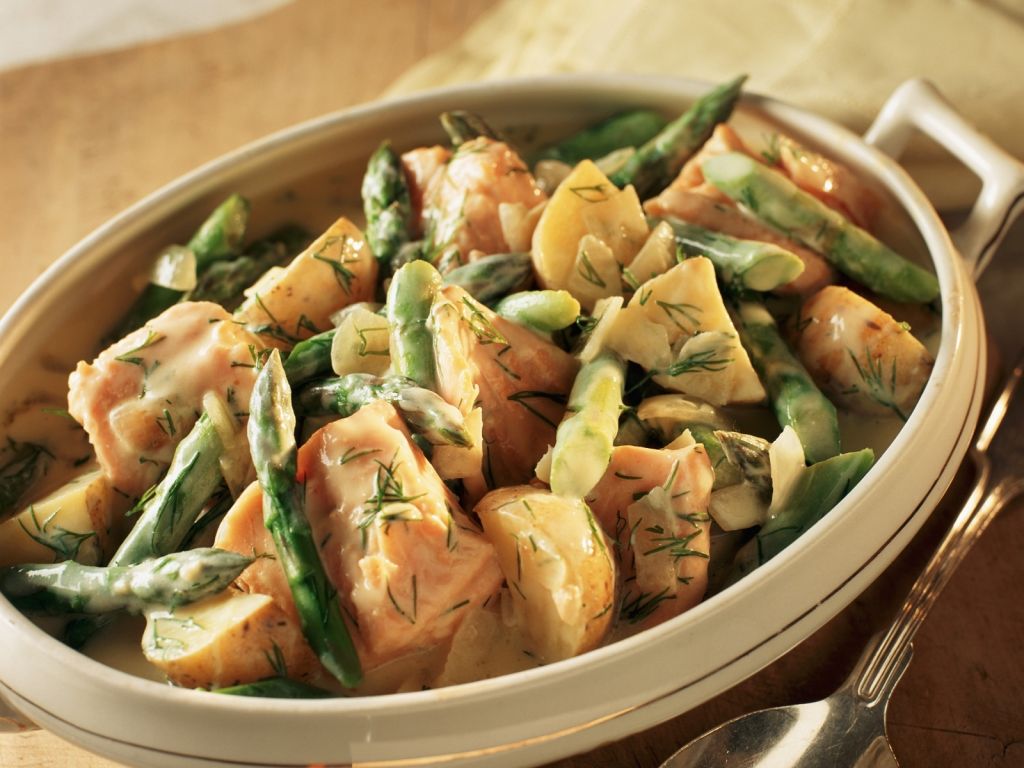 Lachs-Spargel-Topf mit Kartoffeln und Dillcreme Rezept | EAT SMARTER