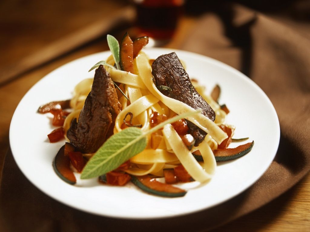 Lammfilet mit Rotweinsauce und Nudeln Rezept | EAT SMARTER