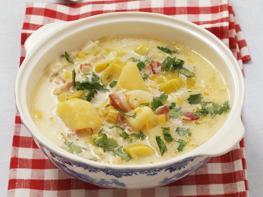 Lauch-Kartoffel-Suppe mit saurer Sahne und Speck Rezept | EAT SMARTER