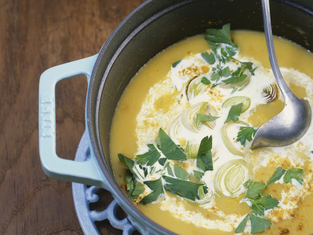 Lauchsuppe mit Apfel und Curry Rezept | EAT SMARTER
