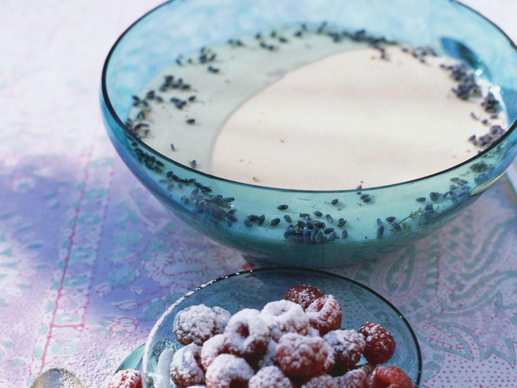 Lavendelcreme mit Himbeeren: Erfrischend und leicht Rezept | EAT SMARTER