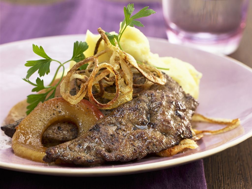 Leber vom Kalb mit Äpfeln, Zwiebeln und Püree Rezept | EAT SMARTER
