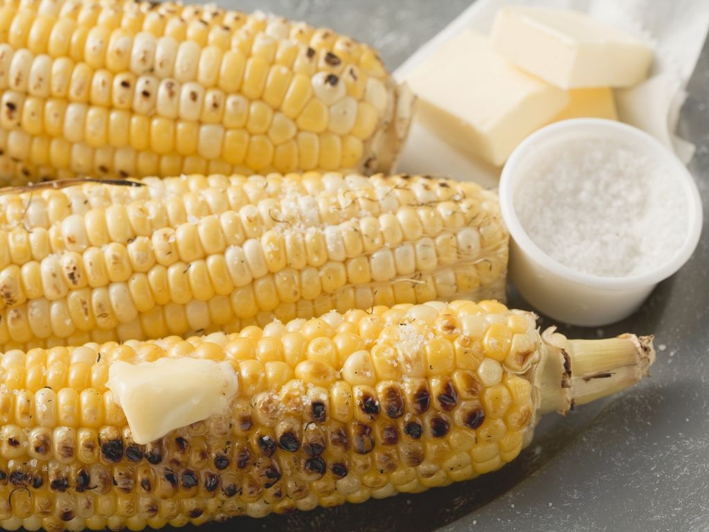Maiskolben vom Grill mit Salz und Butter Rezept | EAT SMARTER