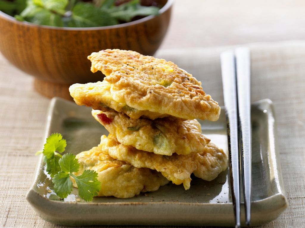 Maispuffer mit Salat Rezept | EAT SMARTER Maispuffer mit Salat Rezept | EAT SMARTER