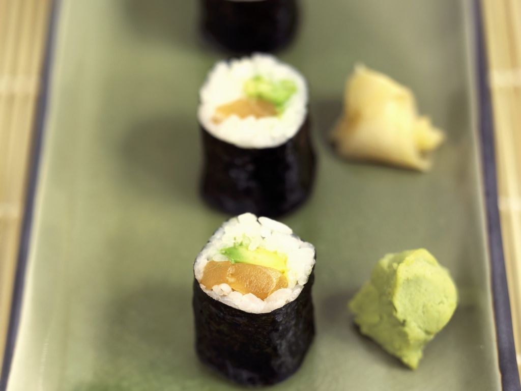 Maki mit Lachs und Avocado Rezept | EAT SMARTER Maki mit Lachs und Avocado Rezept | EAT SMARTER