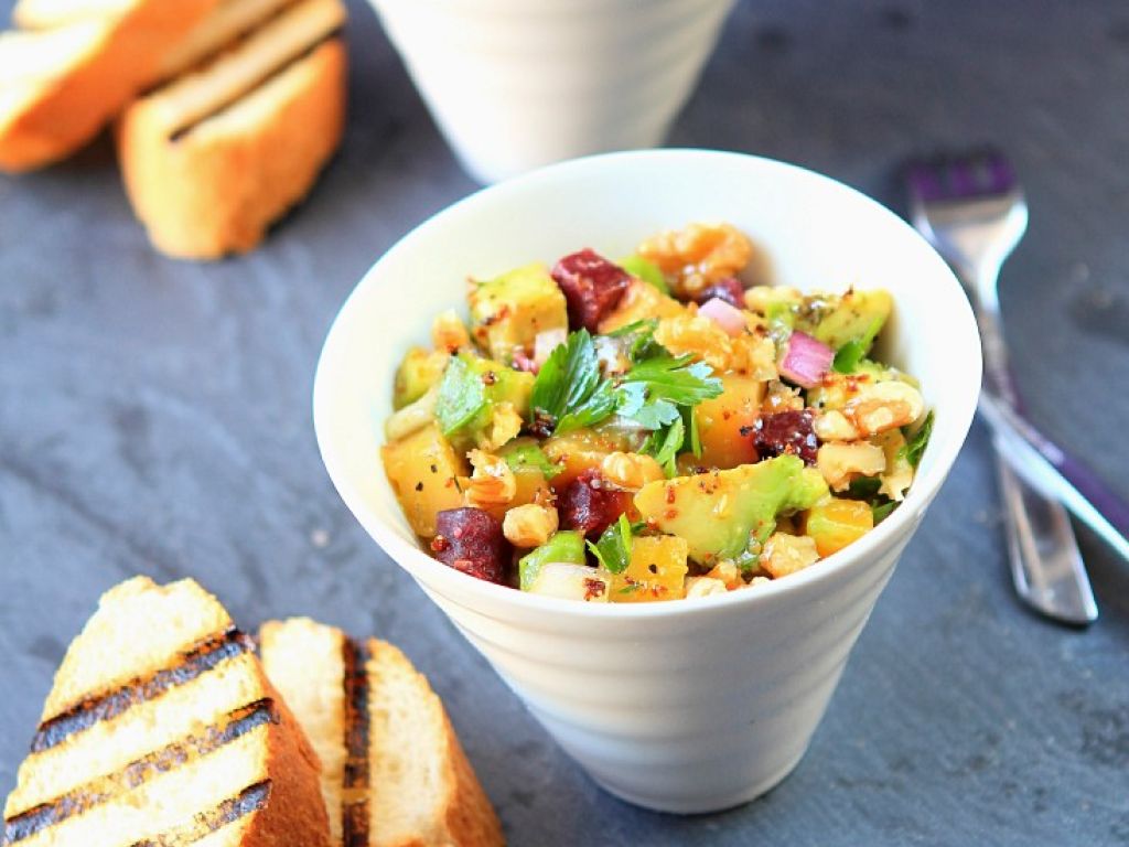 Mangosalat mit Rote Bete und Avocado Rezept | EAT SMARTER