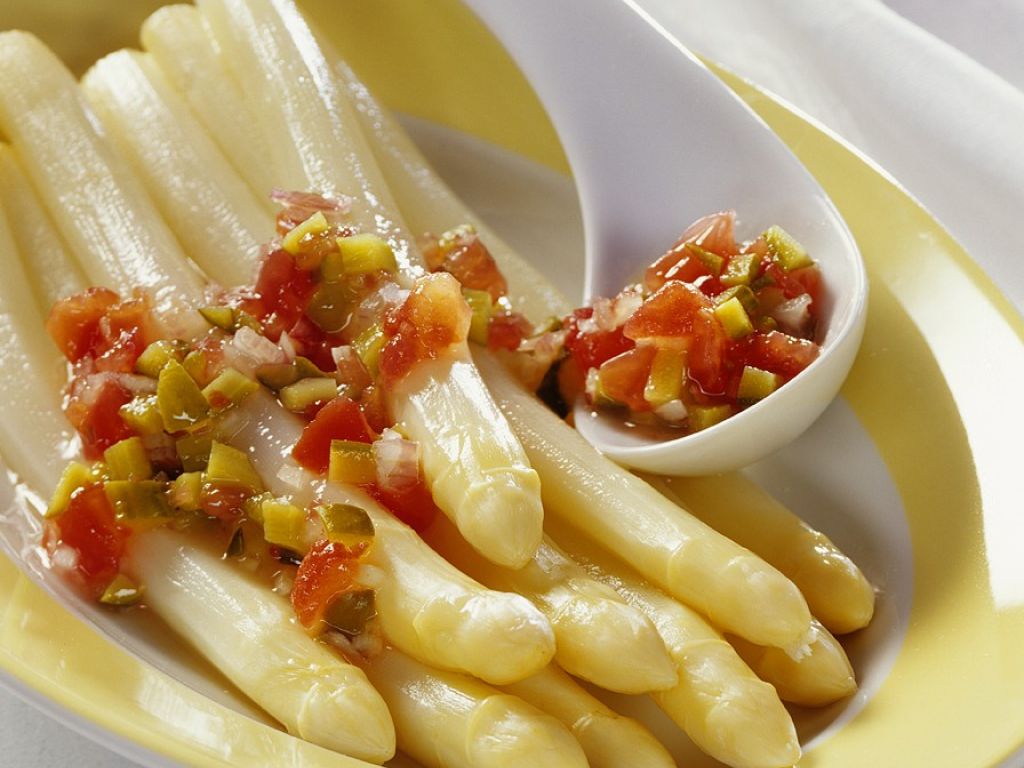 Marinierter Spargel mit Relish Rezept | EAT SMARTER