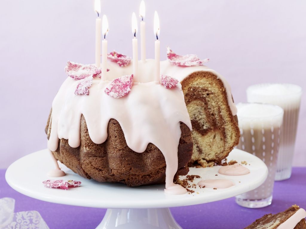 Marmorkuchen mit rosa Zuckerguss Rezept EAT SMARTER