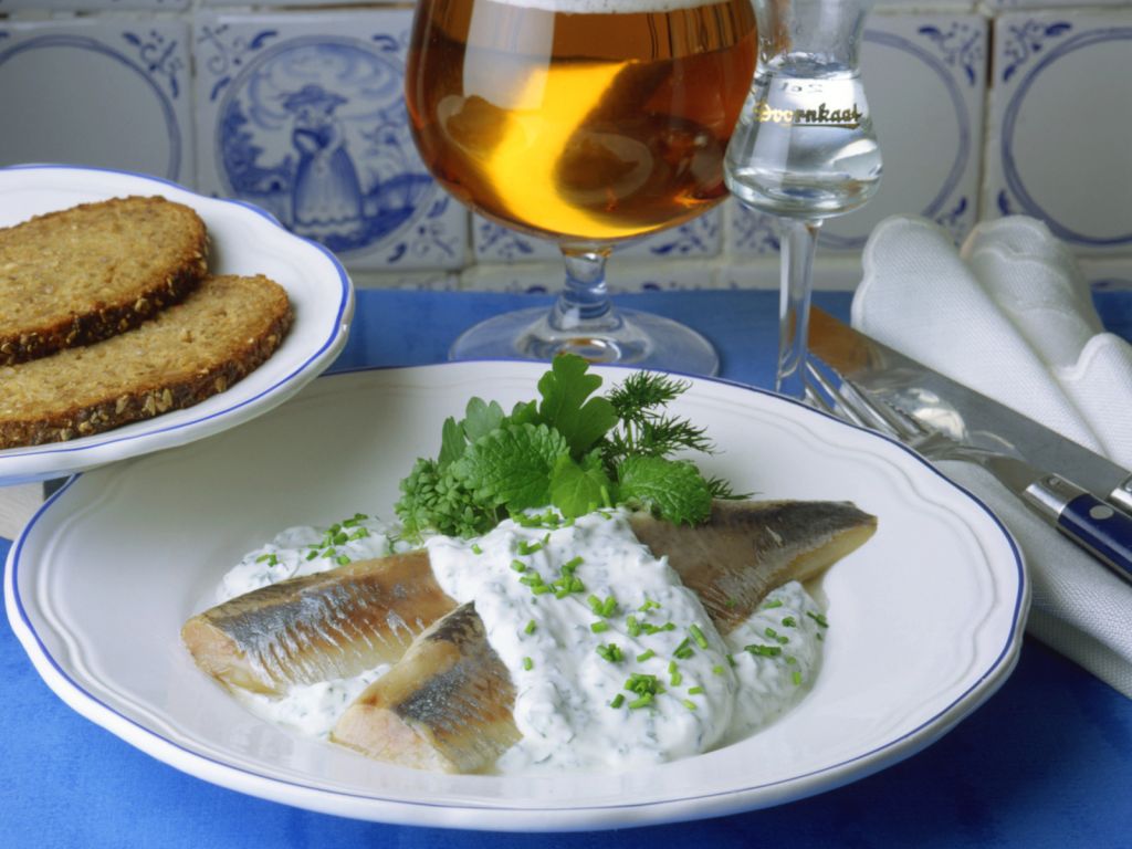 Matjes mit Kräuter-Joghurt-Schmand Rezept | EAT SMARTER Matjes mit Kräuter-Joghurt-Schmand Rezept | EAT SMARTER