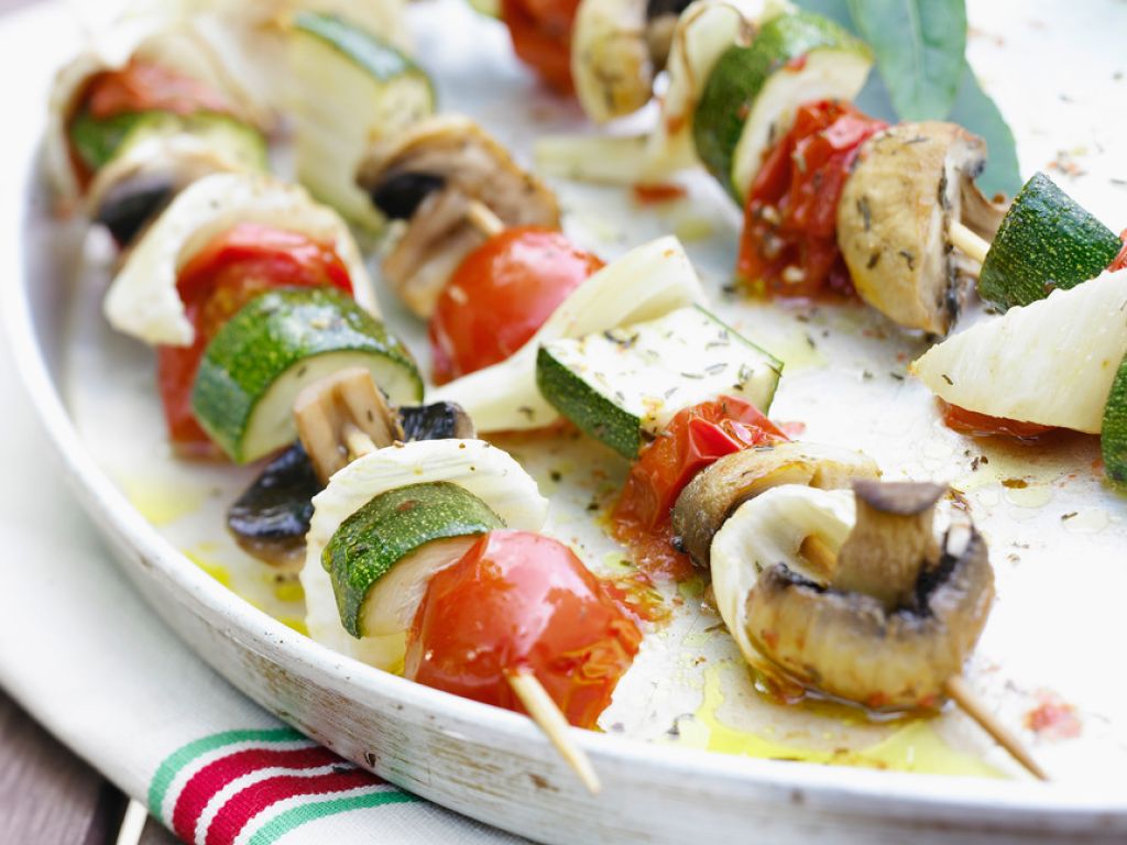 Mediterrane Grillspieße mit Gemüse Rezept | EAT SMARTER