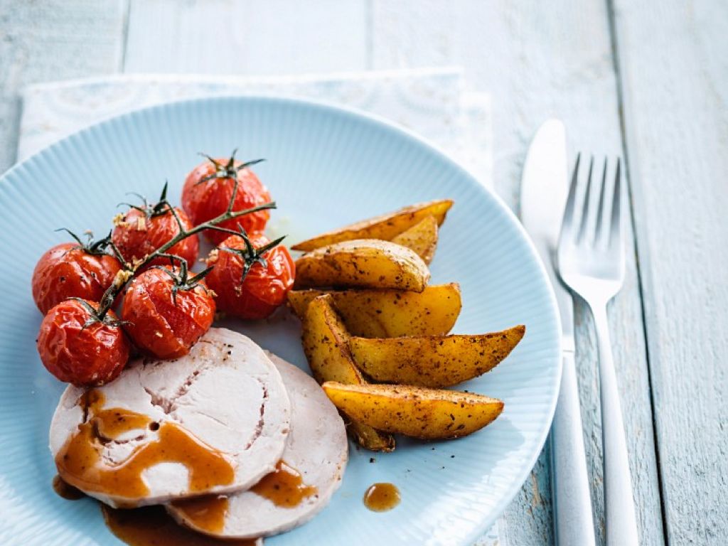 Mediterraner Putenbraten mit Kartoffeln Rezept | EAT SMARTER
