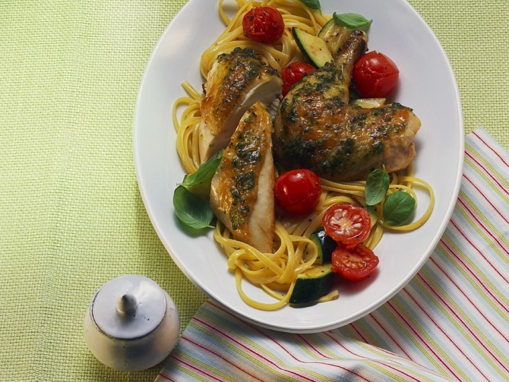 Mediterranes Hähnchen mit Gemüse-Nudeln Rezept | EAT SMARTER Mediterranes Hähnchen mit Gemüse-Nudeln Rezept | EAT SMARTER