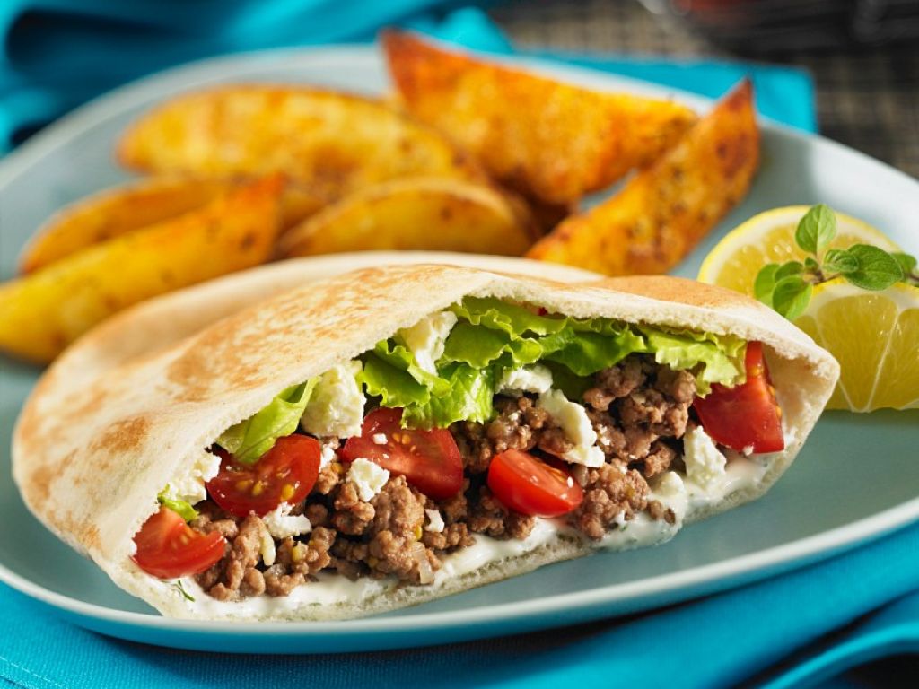 Mit Hack und Feta gefüllte Pitabrote Rezept | EAT SMARTER