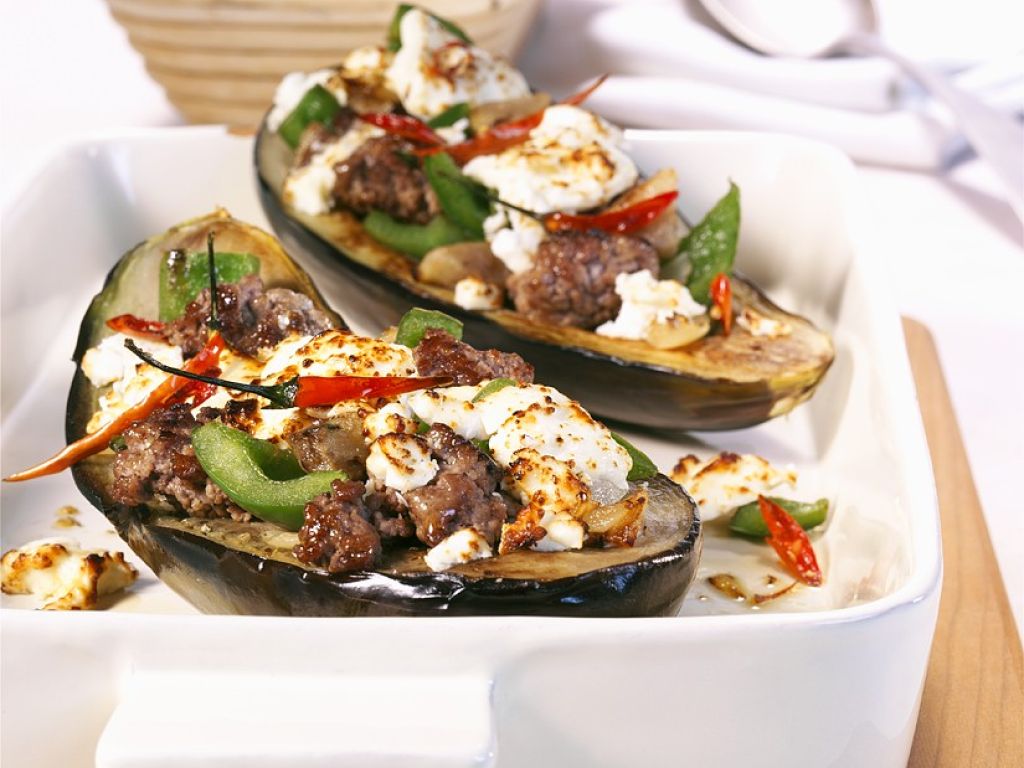 Mit Hackfleisch gefüllte Auberginen Rezept | EAT SMARTER
