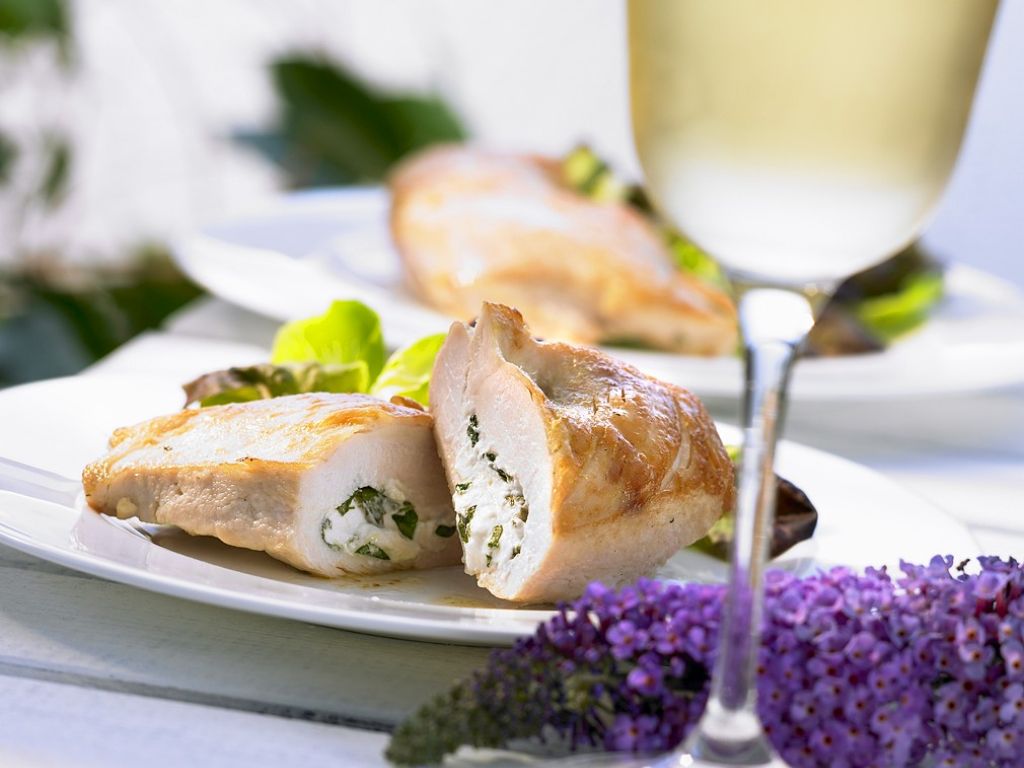 Mit Käse gefüllte Hähnchenbrust Rezept | EAT SMARTER