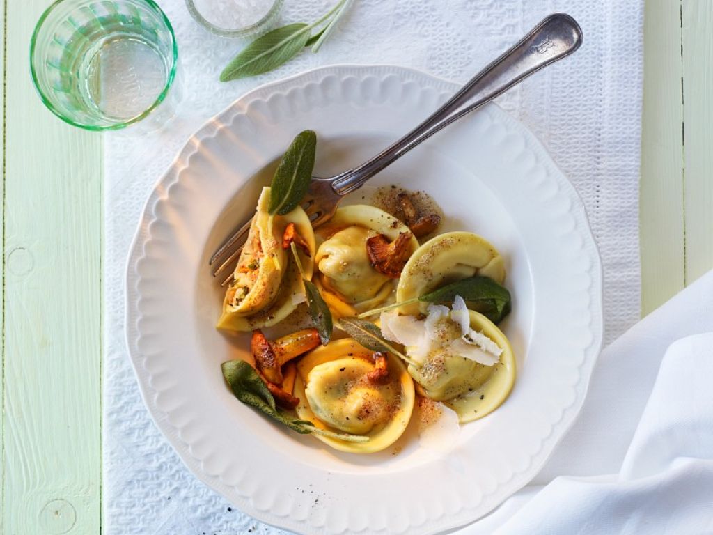 Mit Pilzen gefüllte Nudeltaschen Rezept | EAT SMARTER