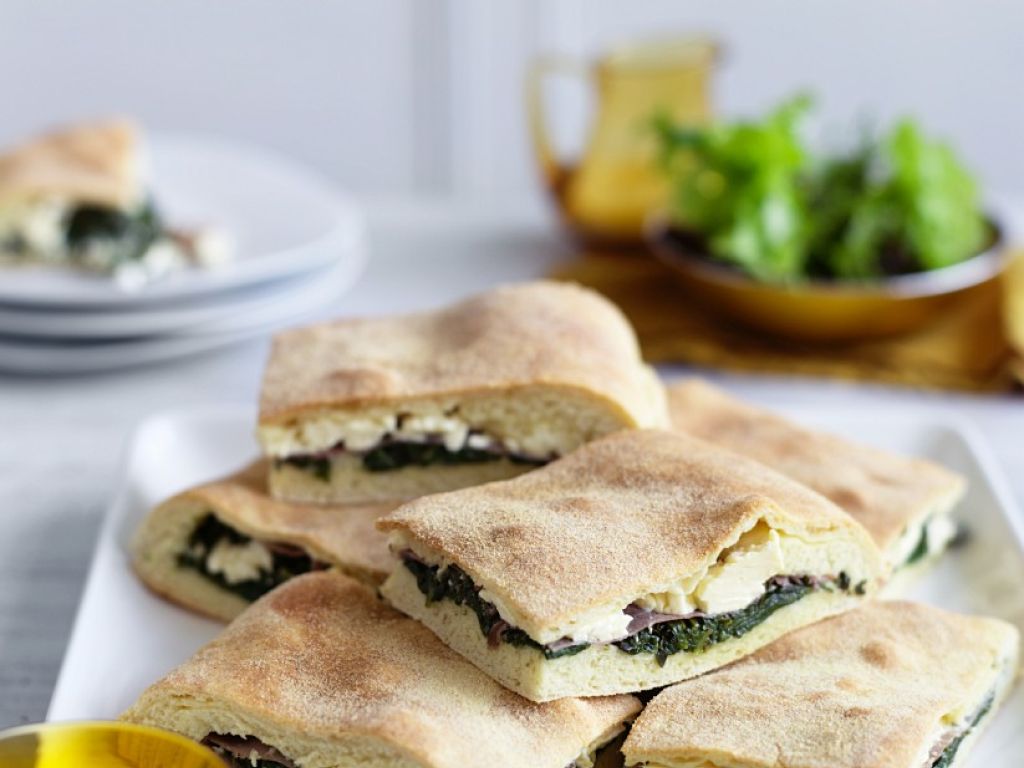 Mit Spinat und Käse gefülltes Hefebrot Rezept | EAT SMARTER