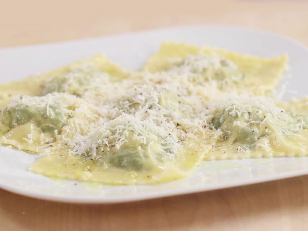 Mit Spinat und Ricotta gefüllte Ravioli Rezept | EAT SMARTER