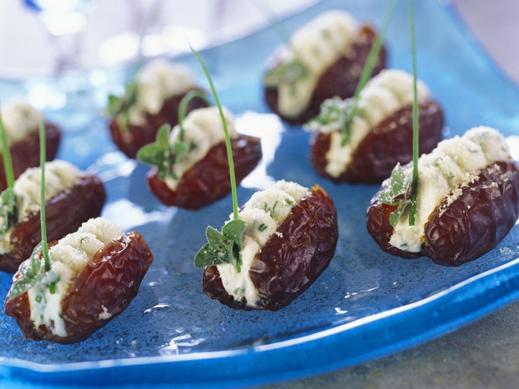Mit Ziegenkäse gefüllte Datteln Rezept | EAT SMARTER