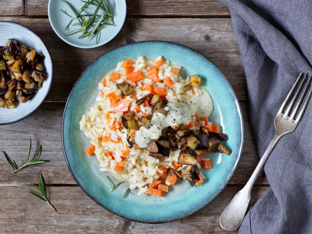 Möhren-Risotto mit Auberginen und Pesto-Sauce Rezept | EAT SMARTER Möhren-Risotto mit Auberginen und Pesto-Sauce Rezept | EAT SMARTER
