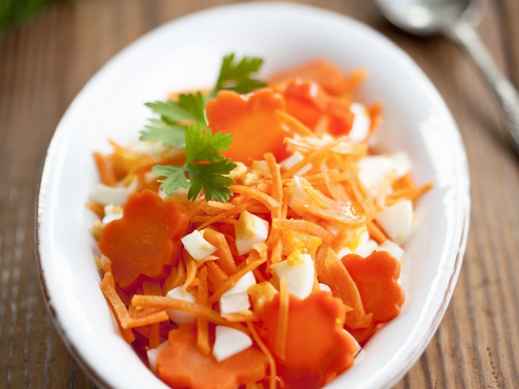 Möhrenrohkost mit harten Eiern Rezept | EAT SMARTER