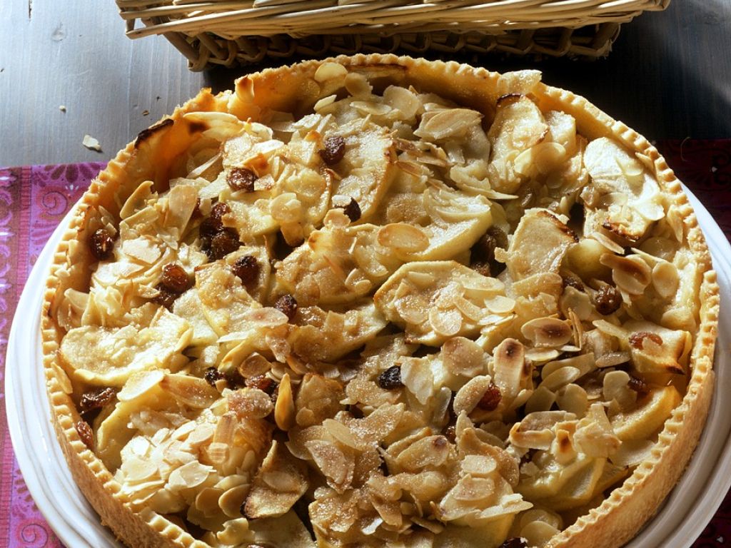 Mürbeteig-Apfelkuchen mit Mandeln und Rosinen Rezept | EAT SMARTER