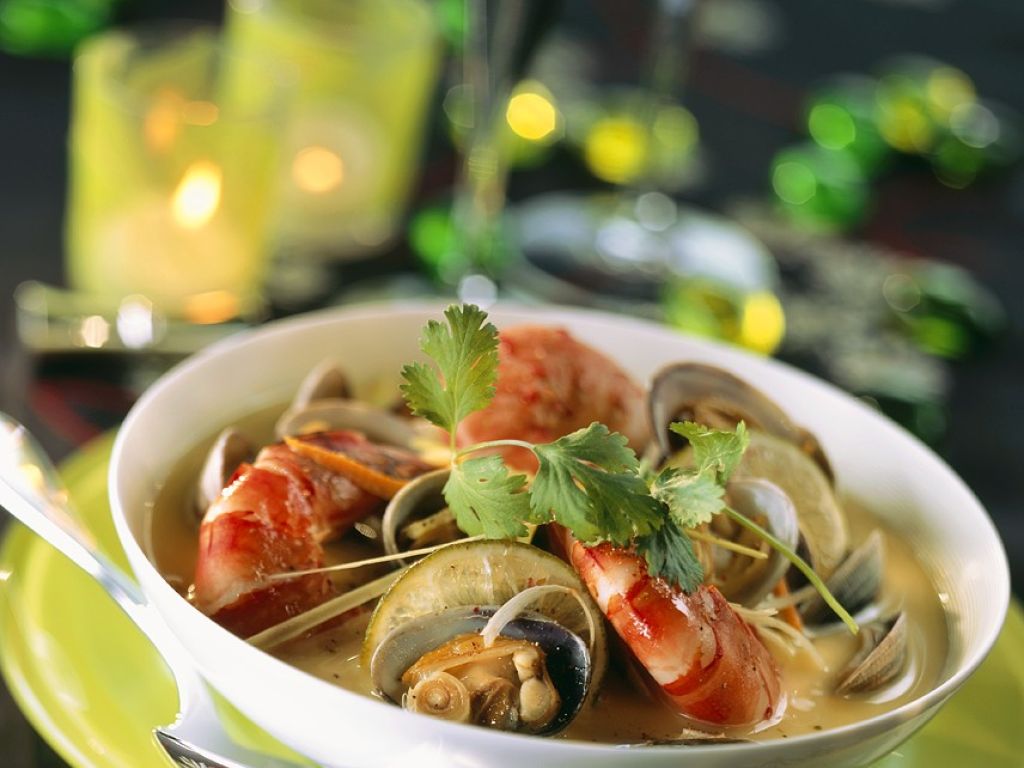 Muschelsuppe mit Garnelen Rezept | EAT SMARTER