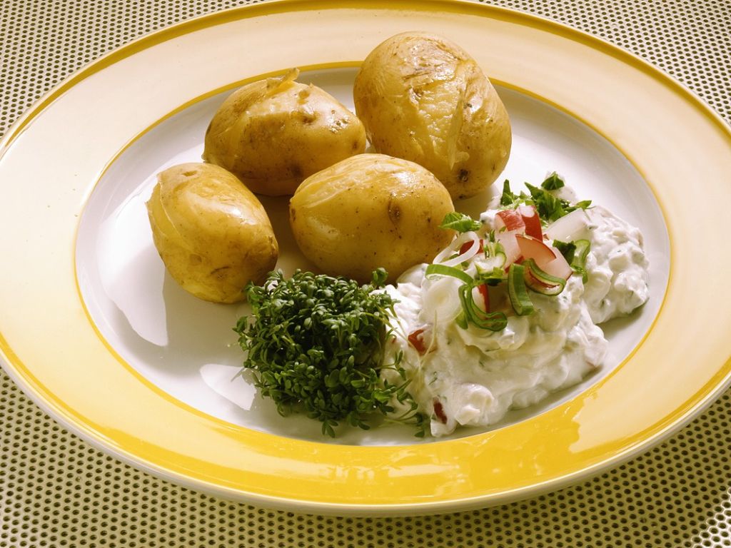 Neue Kartoffeln mit Frühlingsquark Rezept | EAT SMARTER