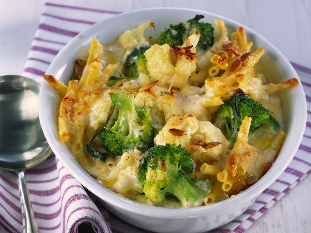Nudelgratin mit Blumenkohl und Brokkoli Rezept | EAT SMARTER Nudelgratin mit Blumenkohl und Brokkoli Rezept | EAT SMARTER