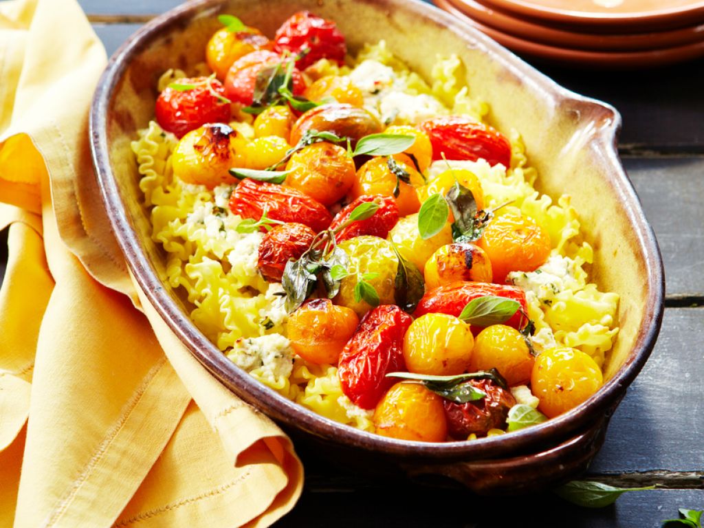 Nudelgratin mit Frischkäse und Tomaten Rezept | EAT SMARTER Nudelgratin mit Frischkäse und Tomaten Rezept | EAT SMARTER