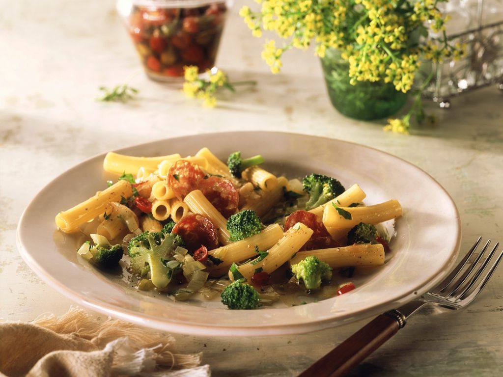 Nudeln mit Brokkoli und Salami Rezept | EAT SMARTER