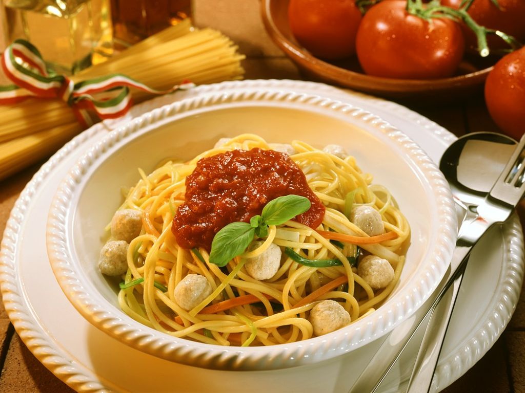 Nudeln mit Fleischklößchen und Tomatensauce Rezept | EAT SMARTER