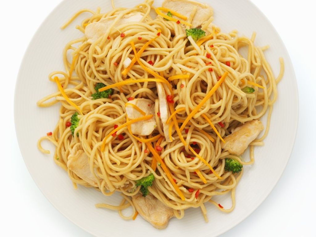 Nudeln mit gebratenem Hähnchen