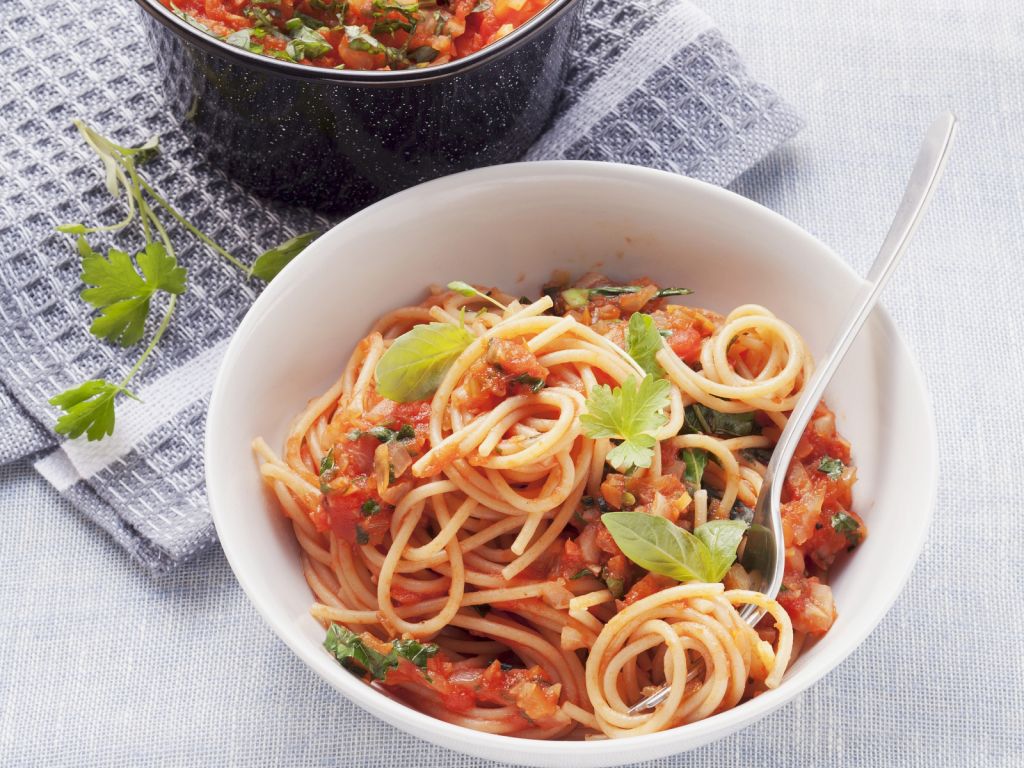 Nudeln mit Gemüsesauce Rezept | EAT SMARTER