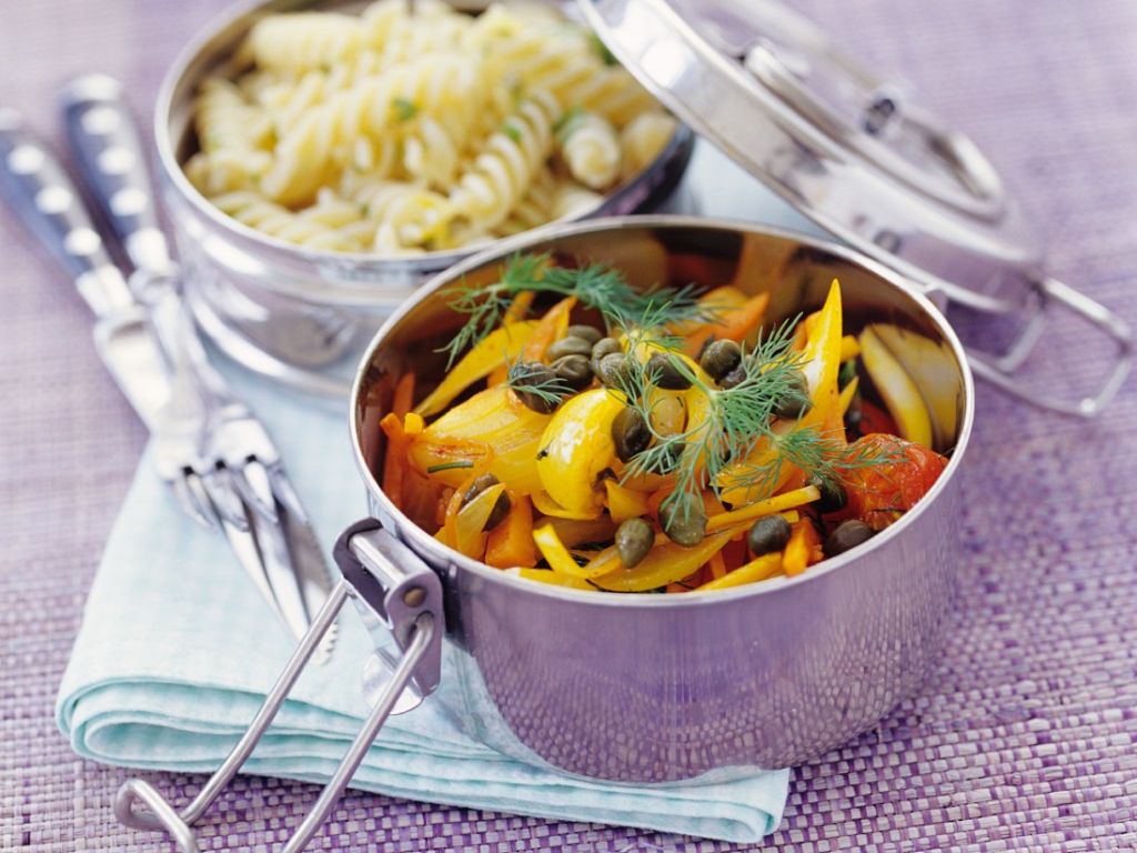 Nudeln mit PaprikaZwiebelSauce Rezept EAT SMARTER