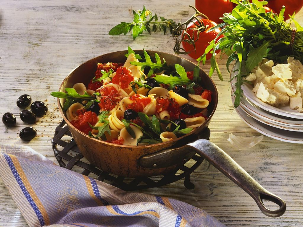 Nudeln mit Tomaten und Rucola Rezept | EAT SMARTER