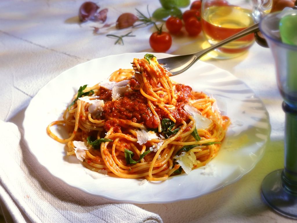 Nudeln mit Tomatensauce und Rucola Rezept | EAT SMARTER Nudeln mit Tomatensauce und Rucola Rezept | EAT SMARTER