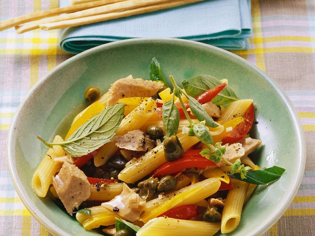 Nudeln mit Tunfisch und Paprika Rezept | EAT SMARTER