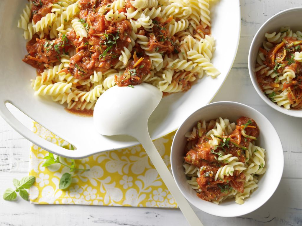 Nudeln mit Nuss-Tomaten-Sauce Rezept | EAT SMARTER