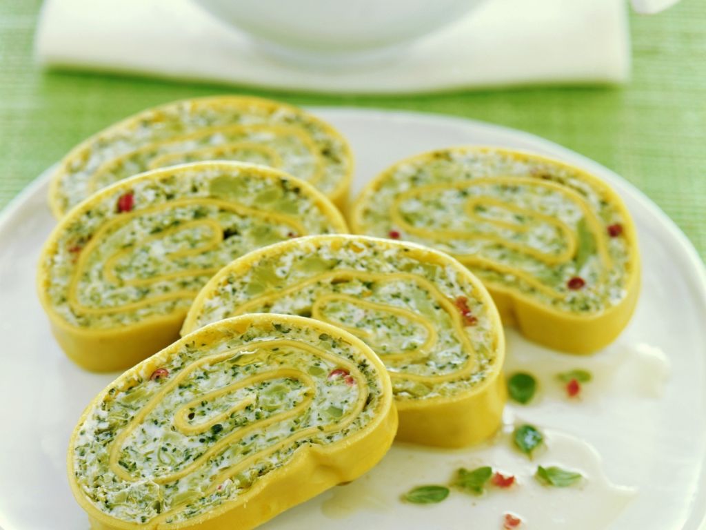 Nudelrolle mit Brokkoli gefüllt Rezept | EAT SMARTER
